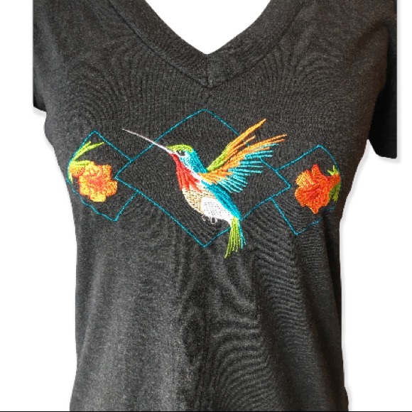 Tops - Embroidered hummingbird V-neck gray tee